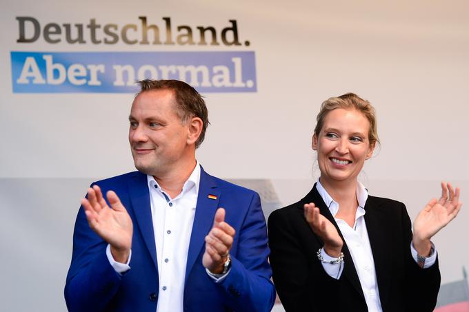 Vodilna kandidata AfD na letošnjih volitvah sta bila Tino Chrupalla iz Saške in Alice Weidel iz Baden-Württemburga. Predvolilni slogan AfD je bil letos: "Deutschland. Aber normal." oziroma po slovensko: "Nemčija. Toda normalna." Letos je stranka skušala nabirati glasove tudi z nasprotovanjem zajezitvenim ukrepom v času pandemije, a ni bila preveč uspešna. Veliko bolj uspešna je bila s svojo politiko graje preveč ostrih zajezitvenih ukrepov, s katero je nagovarjala zlasti mlade, liberalna FDP. | Foto: Reuters