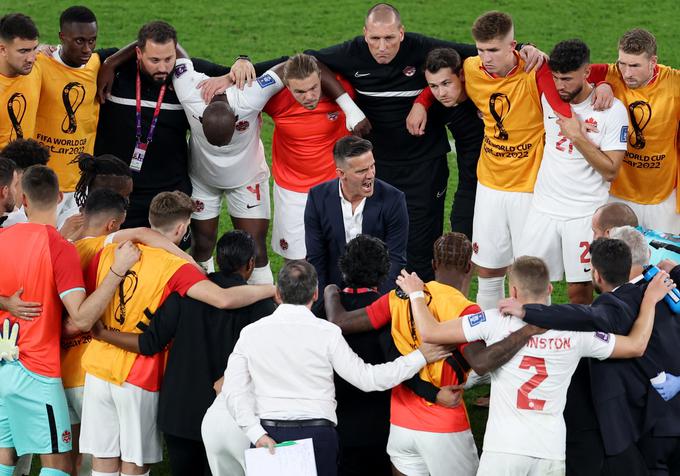 John Herdman je po porazu z Belgijo zbral varovance v krogu na sredini igrišča. Sledil je motivacijski govor. | Foto: Reuters