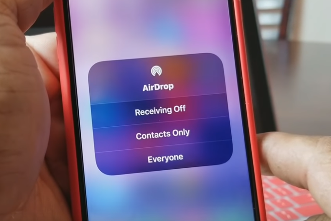 AirDrop na pametnem telefonu iPhone 8. | Foto: YouTube/Posnetek zaslona