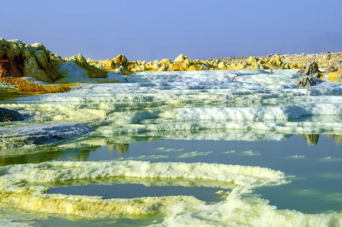 Dallol | Stopničasti bazeni vode v etiopski puščavi so videti lepo, a v njih ne plavajo niti bakterije, kaj šele kakšna riba.  | Foto Getty Images