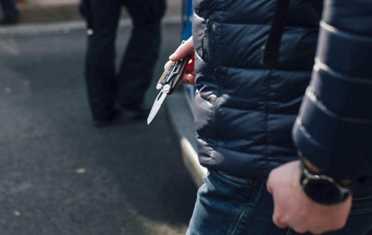 Napad z nožem | 42-letni moški je z ostrim predmetom hudo poškodoval 43-letnega moškega.  | Foto STA