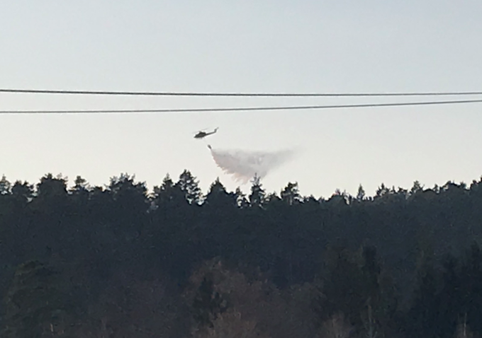 Helikopter, ki je 20. marca nad Šentviškim hribom izvajal gašenje notranjega dela požara, je v ta namen opravil 21 naletov oziroma odmetov vode. | Foto: Gasilska brigada Ljubljana