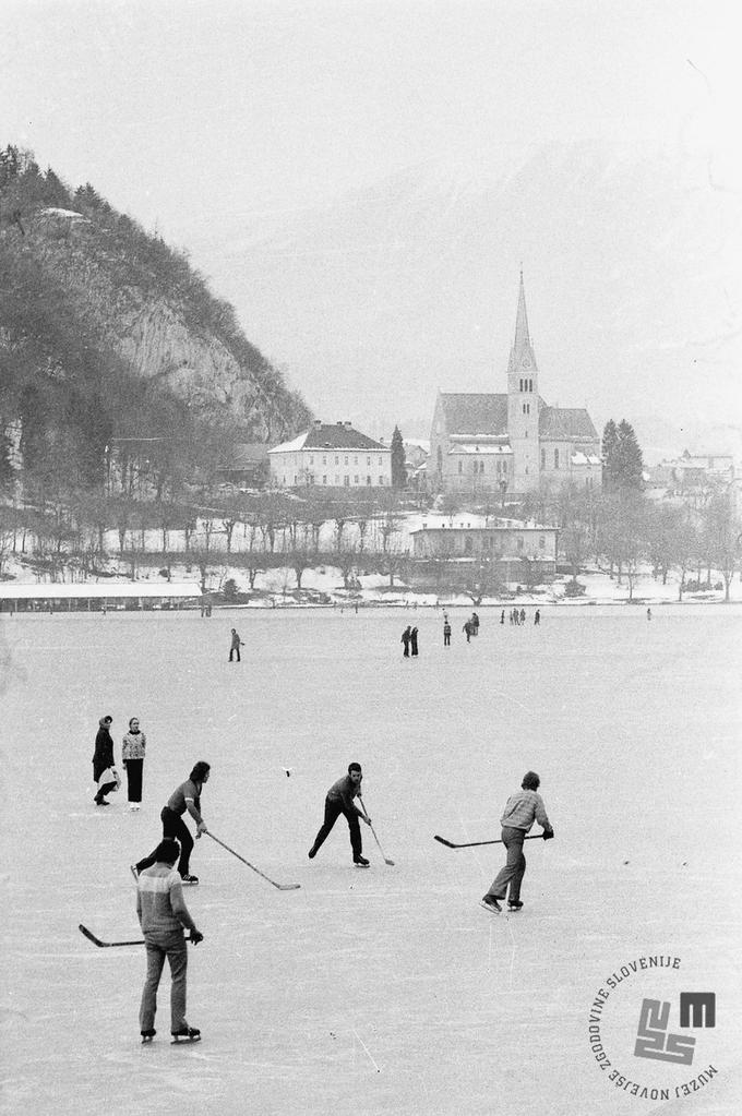 Priljubljen je bil tudi hokej na ledu. (Foto: Edi Šelhaus) | Foto: Muzej novejše zgodovine Slovenije