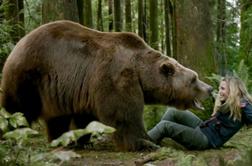 Srhljivka o boju z velikanskim medvedom