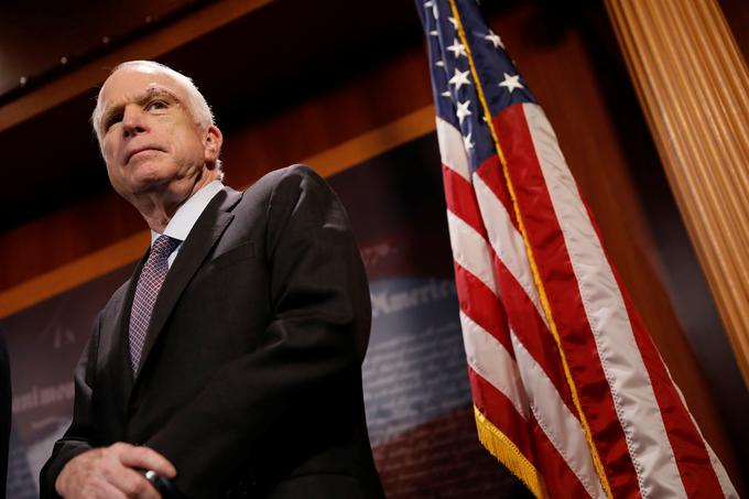 Številni republikanski politiki so se na Trumpovo "mencanje" odzvali zelo kritično, med njimi tudi senator iz Arizone John McCain, ki s Trumpom že tako ni v najboljših odnosih.   | Foto: Reuters