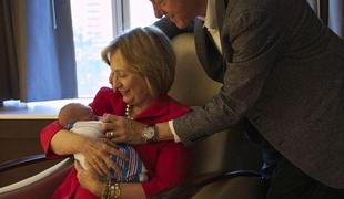 Hillary Clinton delila prvo fotografijo svoje vnukinje (foto) 