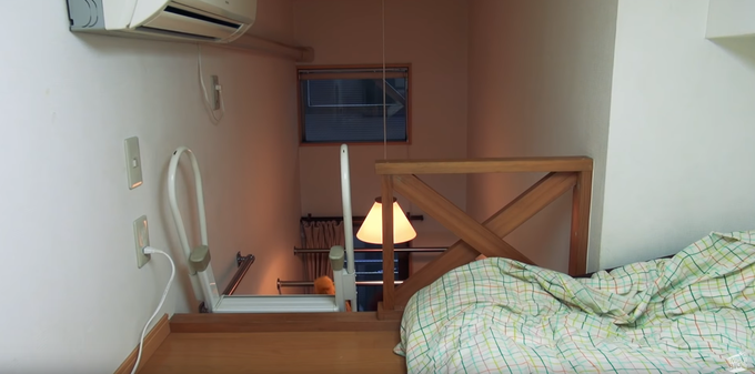 Spalni prostor na drugem nivoju.  | Foto: Youtube/Living big in a tiny house
