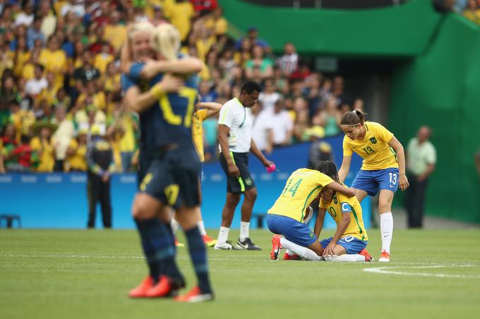 Takole so soigralke po porazu tolažile eno največjih zvezdnic olimpijskega turnirja Marto, ki se ji sanje o prvem olimpijskem naslovu ne bodo uresničile. Brazilsko kapetanko so po srečanju tolažile tudi Švedinje. | Foto: Getty Images