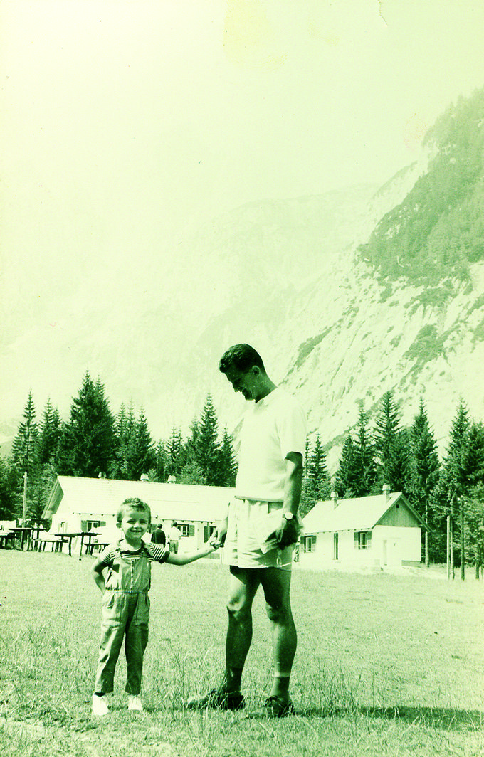 Z očetom v Tamarju v sedemdesetih letih | Foto: osebni arhiv/Lana Kokl