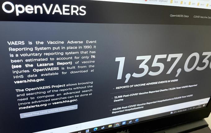 Portal OpenVAERS je vsebino poročil o stranskih učinkih cepljenja, vneseno v VAERS, predstavljal kot dejstva in obiskovalcem spletne strani ni pojasnil, da gre lahko za nepreverjene ali netočne podatke. Prav tako so bile na posebnem delu portala OpenVAERS, ki spremlja izključno stranske učinke cepljenja proti bolezni covid-19, brez konteksta navedene številke o smrtih in hospitalizacijah ljudi, ki so prejeli cepivo. Šele avgusta lani se je razvedelo, da v ozadju portala ni bila ekipa nepristranskih profesionalcev, v kar je OpenVAERS poskusil prepričati obiskovalca, temveč je šlo za solo projekt 55-letne ameriške programerke Lizabeth Pearl Willner. Ta je cepljenje med drugim primerjala s holokavstom, izvajalce cepljenja in vse, ki so že prejeli cepivo, pa s kolaborantovimi prebivalci nacistične Nemčije med drugo svetovno vojno. Na svojem profilu na Twitterju (@1pissedoffmom1, že izbrisan) je tudi redno delila posodobitve podatkov o domnevnih smrtih zaradi cepljenja proti bolezni covid-19 − podatke iz nepreverjenih poročil, ki jih je predstavljala kot dejstva − in nepristransko pripisala "MASAKER".  | Foto: Matic Tomšič