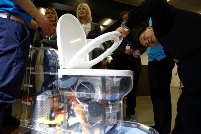 Prototip enega od brezvodnih stranišč, ki so si ga lahko ogledali obiskovalci konference Reinvent Toilet Expo. Ali so ga lahko tudi preizkusili, pa ni znano.  | Foto: Reuters