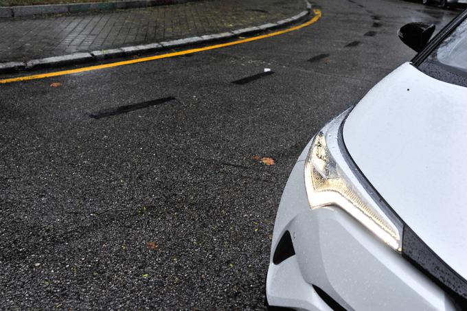 C-HR z veseljem vzame zavoj in se v njem počuti dobro – verjetno zato, ker je Toyota njegovo podvozje podvrgla obsežnim testiranjem na Nürburgringu, najbrž najzahtevnejšem dirkaško-asfaltnemu pasu. | Foto: Ciril Komotar