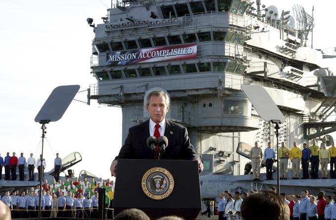 George Bush mlajši je maja 2003 na letalonosilki Abraham Lincoln razglasil konec vojne v Iraku oziroma konec večjih vojaških spopadov. Zmotil se je, kajti večji spopadi in s tem večje žrtve med ameriškimi vojaki so sledili nekaj let pozneje. | Foto: Guliverimage/Vladimir Fedorenko