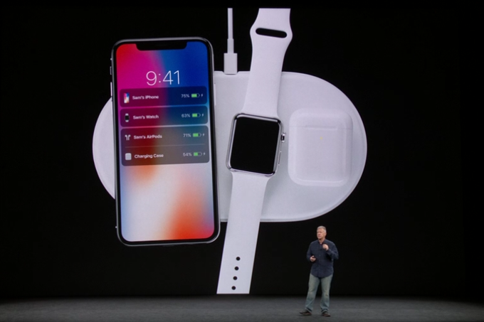 Še ena Applova novost, ki je neposredno povezana z iPhonom X - AirPower. Polnilna blazinica, na kateri lahko uporabnik hkrati polni iPhone 8, 8 Plus ali X, pametno uro Apple Watch in slušalke AirPods.  | Foto: Apple