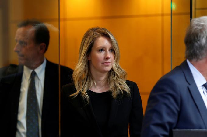 Julij 2019: Elisabeth Holmes zapušča zvezno sodišče v San Joseju v Kaliforniji.  | Foto: Reuters