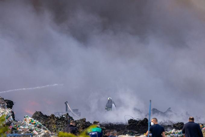 Napovedal je, da bo skupaj z Radićem danes vladi poslal pismo, v katerem bosta zahtevala razglasitev ekološke katastrofe zaradi posledic požara na območju. | Foto: Reuters
