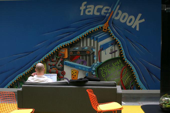 Nekdanji pripravnik je dejal: "Odnosi med zaposlenimi in njihovimi nadrejenimi so pri Facebooku res zelo dobri, vodstvo podjetja pa skrbi za to, da se vsi zaposleni, tudi najnižji pripravnik, na delovnem mestu počutijo odlično. Delal sem za več drugih tehnoloških podjetij v Silicijevi dolini in Facebook je eno od najboljših." | Foto: Reuters
