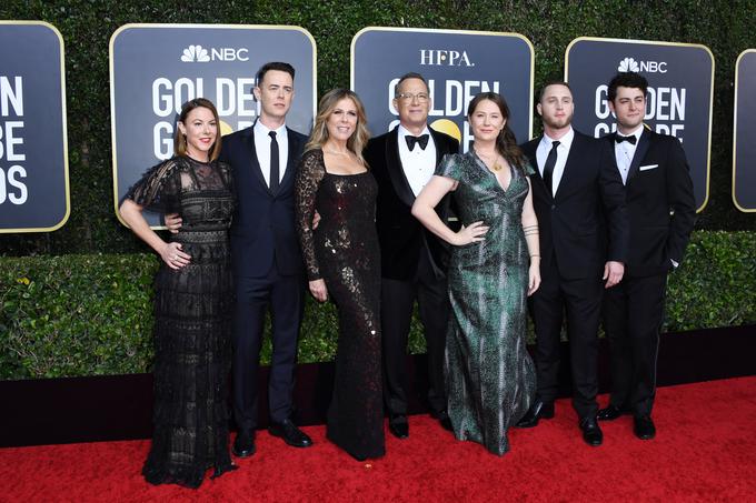 Tomova družina na sinočnjih Globusih, od leve proti desni: Samantha Bryant (snaha), Colin Hanks (sin), Rita Wilson (žena), Elizabeth Ann Hanks (hčerka), Chet Hanks (sin) in Truman Theodore Hanks (sin). | Foto: Getty Images