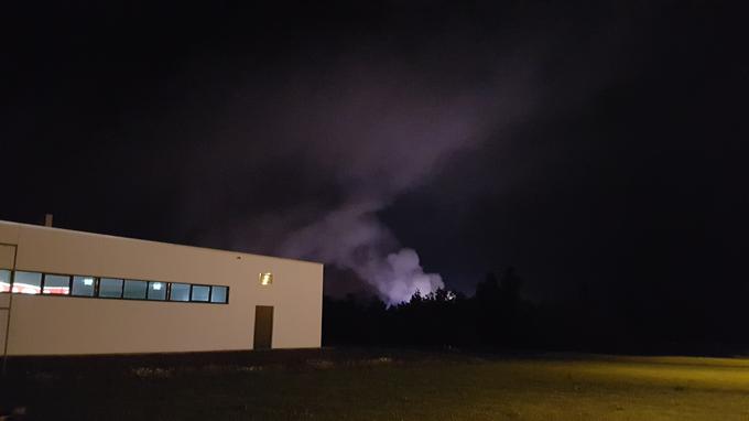 Nad skladiščem Kemisa se je ponoči vil gost dim. | Foto: Gregor Pavšič