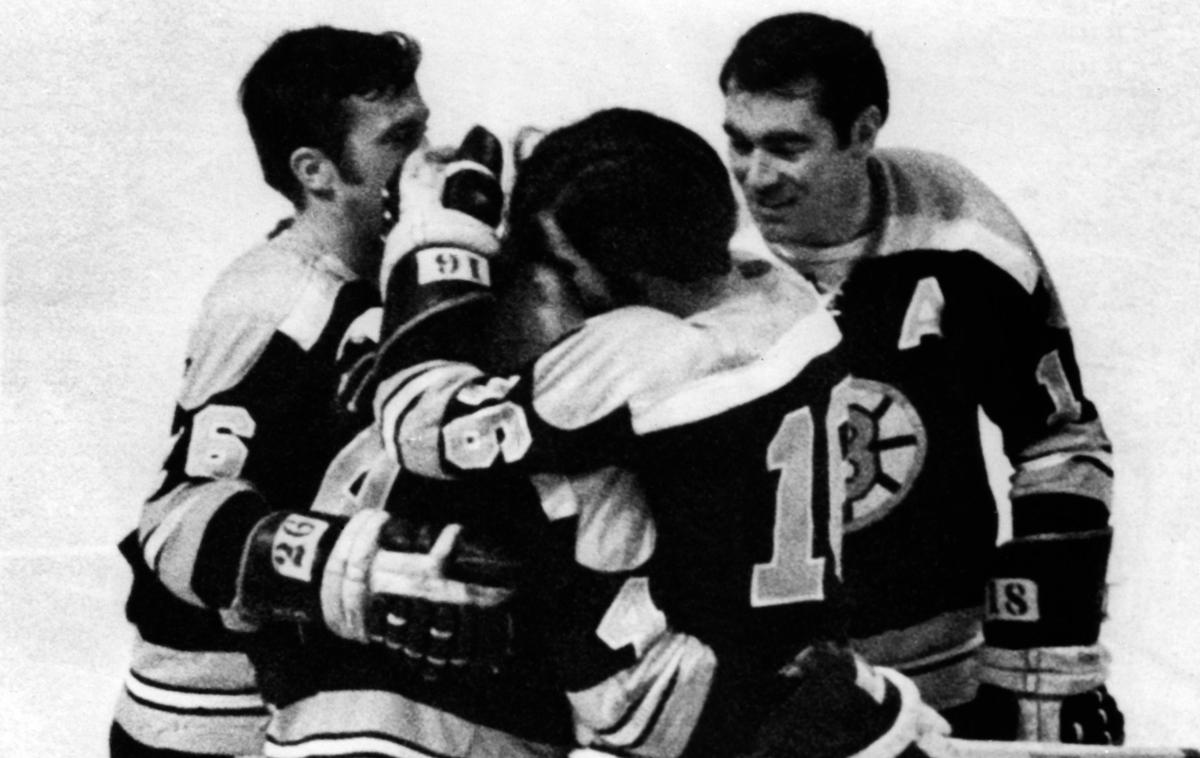 Boston Bruins 1968 | Danes nepredstavljiv prizor, leta 1968 pa je bilo igranje brez čelad v ligi NHL stalna praksa. | Foto Getty Images