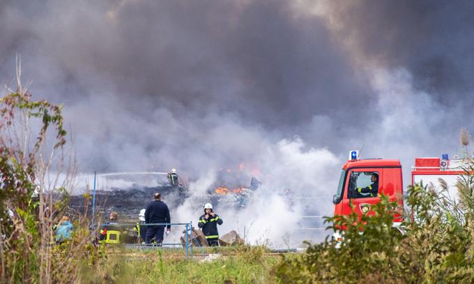 V sredo je požar gasilo približno 200 gasilcev, gost črn dim pa je dosegel tudi Bosno in Hercegovino. Med gašenjem so bili poškodovani trije gasilci, od tega eden huje. | Foto: Reuters
