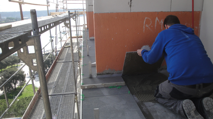 Lepljenje keramičnih ploščic na MAPELASTIC na balkonih obmorskega hotela. | Foto: 