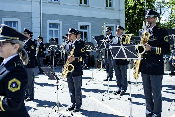 V Policijskem orkestru je zaposlenih okrog 60 ljudi, vsi glasbeniki imajo akademsko izobrazbo in so obenem usposobljeni za izvajanje rednih policijskih opravil z vsemi policijskimi pooblastili. | Foto: Ana Kovač