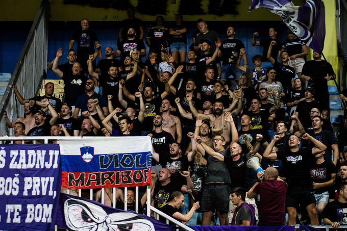 Navijaški skupini Viole se zahvaljuje za podporo v stresnem obdobju, ko so Mariborčani s šestimi zaporednimi porazi postavili nov neslaven klubski rekord v obdobju državne samostojnosti. | Foto: Grega Valančič/Sportida