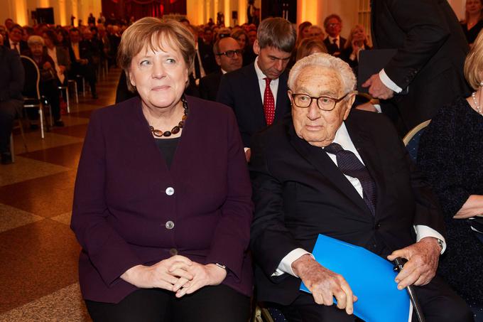 Tudi potem ko je Kissinger odšel iz ameriške politike, je bil še vedno zelo vpliven v svetu mednarodnih odnosov in se je pogosto srečeval s številnimi svetovnimi politiki. Na nekaj let stari fotografiji ga vidimo skupaj s takratno nemško kanclerko Angelo Merkel. Kissinger se je kot Heinz Alfred Kissinger rodil v Nemčiji na Bavarskem in je judovskega rodu. Skupaj s starši je leta 1938 zapustil nacistično Nemčijo in se preselil v ZDA. | Foto: Guliverimage/Vladimir Fedorenko