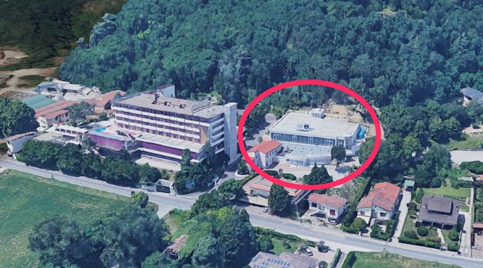 Hotelsko-kopališki kompleks Terme Millepini, kot ga je mogoče videti na Googlovih zemljevidih. 40 metrov globok bazen je tako velik, da stoji v ločenem poslopju (obkroženo z rdečo). Kliknite na fotografijo za natančno lokacijo kompleksa in bazena Y-40. | Foto: Matic Tomšič / Posnetek zaslona