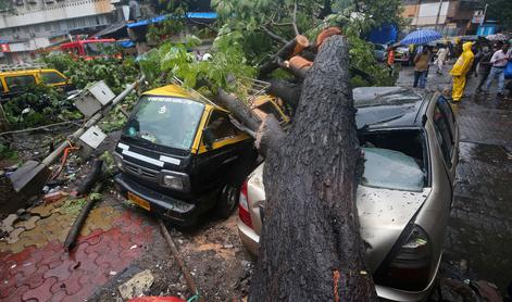 V Mumbaju kaos in smrtne žrtve močnega monsunskega deževja #video #foto