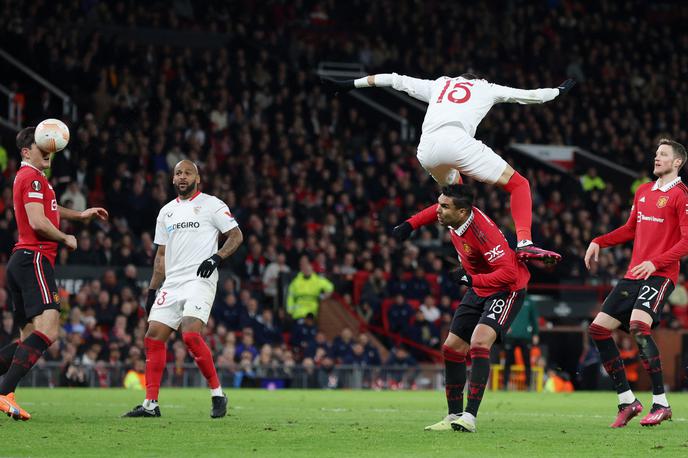 Manchester United - Sevilla | Na Old Traffordu je gostovala Sevilla, bilo je 2:2. Izenačujoči gol je takole nesrečno z obrazom dosegel Harry Maguire. | Foto Reuters