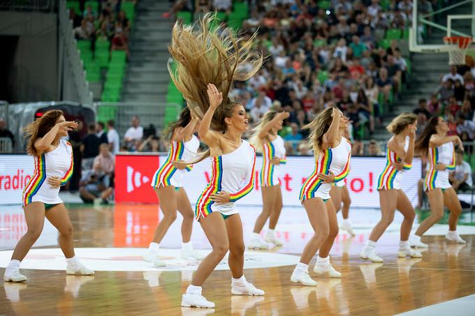 Poslovile so se tudi legendarne Zmajčice, ki so odplesale še zadnji skupni ples. | Foto: Urban Urbanc/Sportida