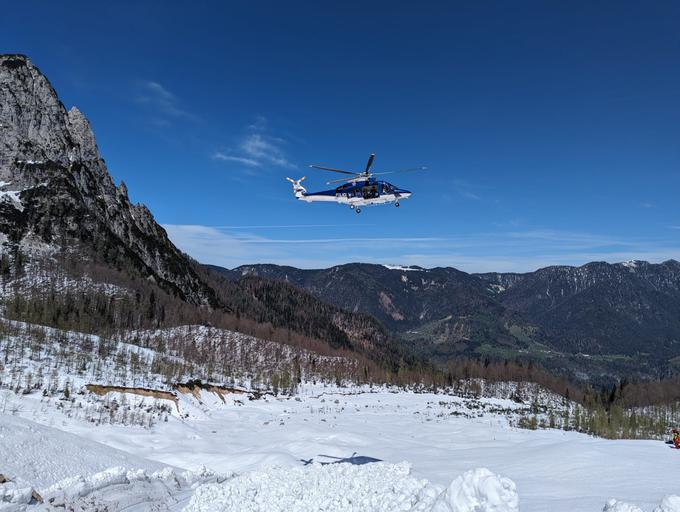 Oba gornika so s helikopterjem prepeljali v dolino.  | Foto: PU Kranj