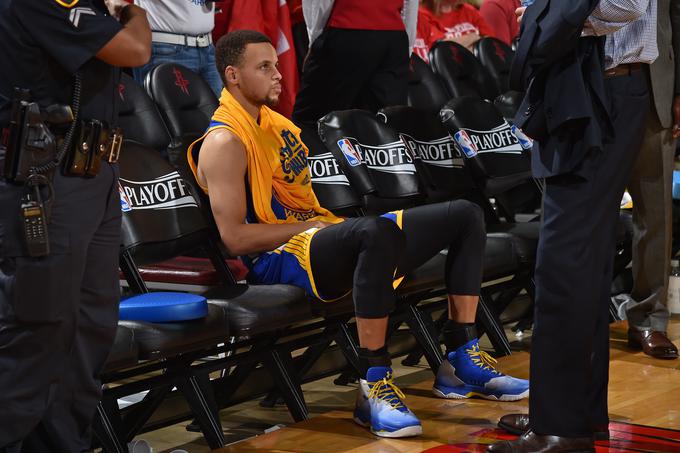Stephen Curry si je natrgal križno vez v desnem kolenu. Odsoten naj bi bil približno dva tedna, kar je velik udarec za aktualne prvake Golden State Warriors. | Foto: 