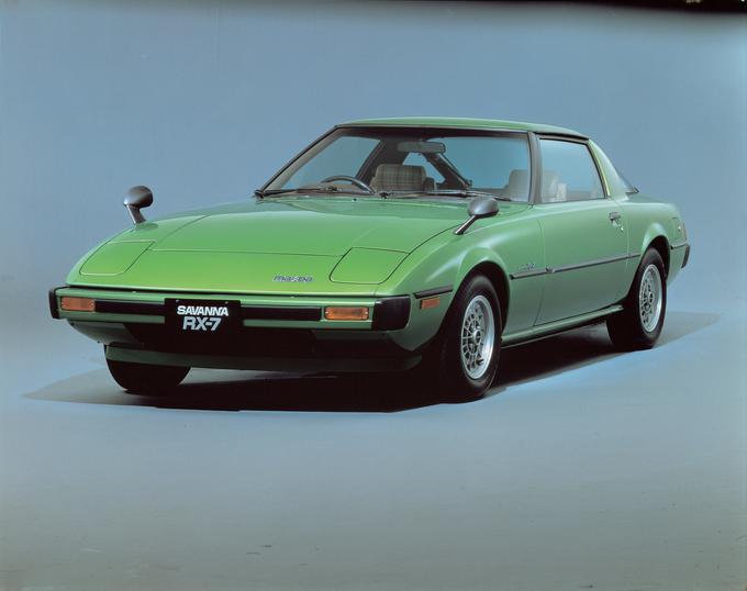 Mazdo RX-7 je oblikoval Matasaburo Maeda, katerega sin je zdajšnji Mazdin glavni oblikovalec Ikuo Maeda. Temeljni princip njegovega oblikovanja je bila "funkcionalna lepota", ki bi bila zajeta v elegantnem in klasičnem športnem avtomobilu. Kot predhodnica Mazda Cosmo Sport 110S je tudi Mazda RX-7 bila izjemno aerodinamično oblikovana z nežnimi krivinami. | Foto: Mazda