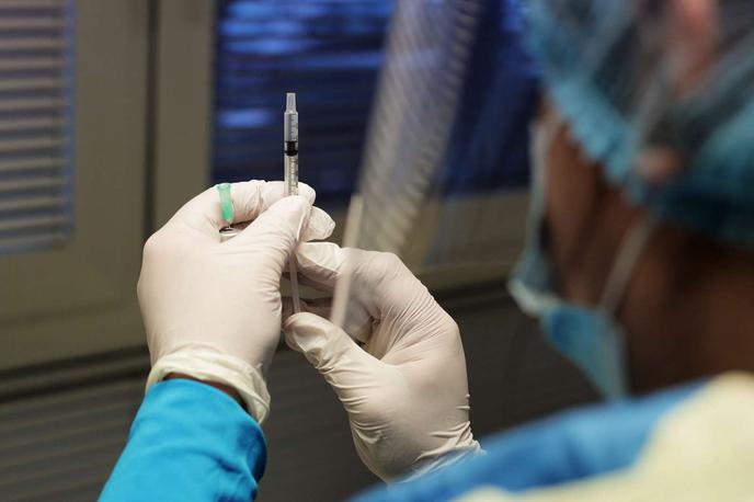 cepivo | Medicinska sestra naj bi proti plačilu cepila več oseb. | Foto STA