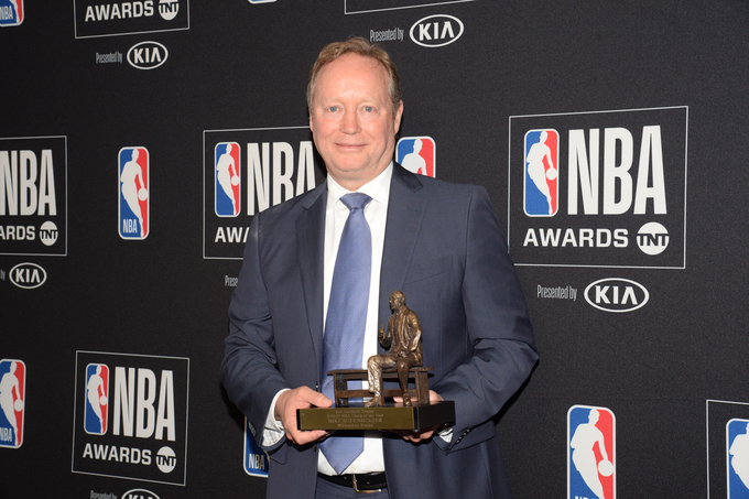 Mike Budenholzer je prejel nagrado za najboljšega trenerja sezone. | Foto: Reuters