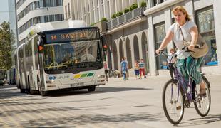 Prometni kaos Slovenske ceste: avtobusi, zamišljeni pešci, kolesarji z mobilniki …