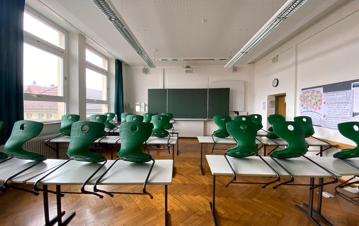 koronavirus prazna šola | Šolske učilnice so prazne, pouk se izvaja (tudi) prek digitalnih učilnic. | Foto Sportida