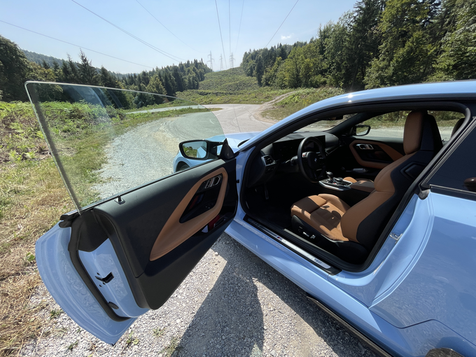 Odprta vrata v mikavni vozniški prostor BMW M2. | Foto: Gregor Pavšič