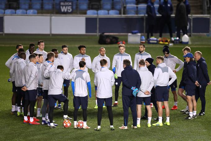 Schalke, ki je v nemškem prvenstvu na skromnem 14. mestu, je uradni trening na Etihadu opravil v ponedeljek. | Foto: Reuters