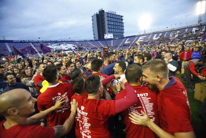 Levante prihaja iz Valencie, ki bo tako ponovno gostila mestni derbi v španskem prvenstvu. Žabe so bile najboljše v drugi ligi. Pod vodstvom Juana Muniza, ki je bil v preteklosti pomočnik Juandeja Ramosa, so se hitro vrnili med najboljše. Štadion Ciutat de Valencia (26.354 mest) bo tako po enoletni odsotnosti odprl vrata navijačem največjih španskih klubov. Dres Levanteja so v preteklosti branili tudi Johan Cruyff, Predrag Mijatović, Obafemi Martins, Giuseppe Rossi, Keylor Navas, Juanfran … | Foto: Twitter - Voranc