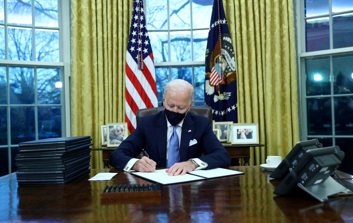 Joe Biden | Biden je z mize, kot kaže, odstranil gumb za priklic postrežbe dietne kole. | Foto Reuters