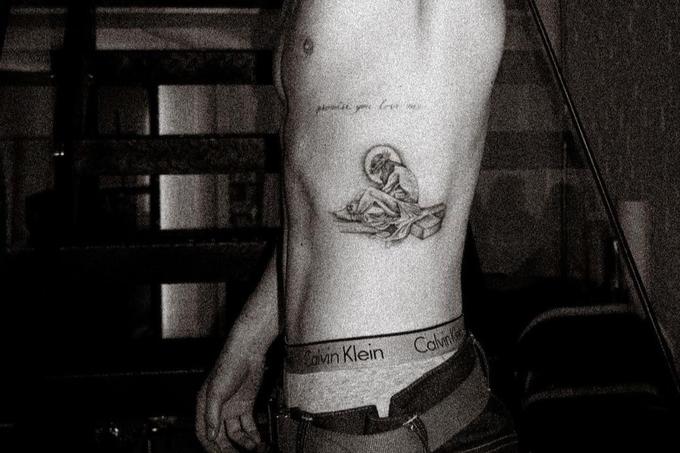 19-letni Cruz Beckham si je tetovažo, imenovano tudi Človek žalosti, dal narediti na levi strani svojega trupa. | Foto: Instagram/@certifiedletterboy
