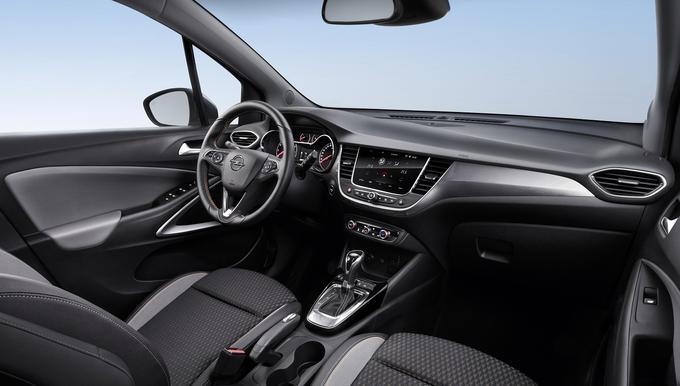 V avtomobilu bo mogoče dobiti digitalni zaslon velikosti do osem palcev, ki bo združljiv z Applovim sistemom Car Play. Na voljo bodo tudi ogrevanje volanskega obroča in vetrobranskega stekla, pametni ključ za odklepanje, zaklepanje ter vžig motorja, panoramsko steklo, številni varnostni pripomočki ... | Foto: Opel