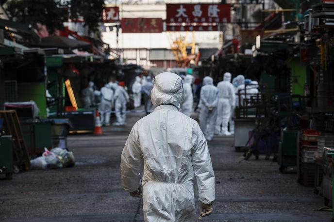 Novi koronavirus v Hongkongu | Kitajska je prepričana, da bi zaradi vprašanj o izvoru novega koronavirusa, vrata svojih laboratorijev morale odpreti tudi ZDA. | Foto Reuters