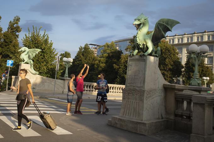 Danes je obisk Zmajskega mostu, fotografiranje z zmajem ali le kipa nujni del turističnega obiska Ljubljane. | Foto: Bojan Puhek