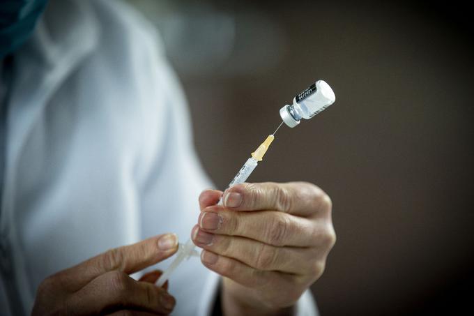 Zadosti visoka raven protiteles se ustvari v od dveh do treh tednih po prejemu zadnjega predpisanega odmerka – pri večini cepiv proti povzročitelju bolezni covid-19 je to drugi odmerek, pri cepivu Johnson & Johnson pa je to prvi in edini odmerek. | Foto: Ana Kovač