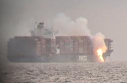Iz goreče ladje grozijo še nevarni strupeni plini #video #foto